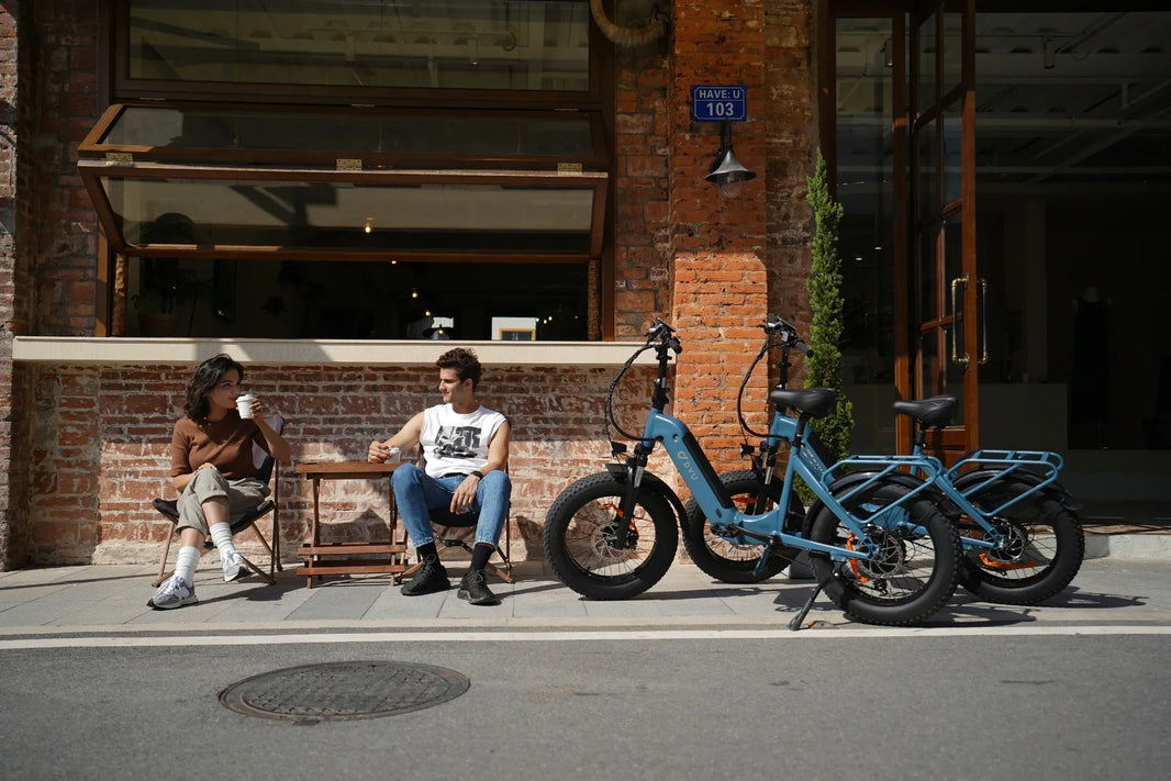 DYU FF500 e-bike load comfort guide Europe outside a cafe