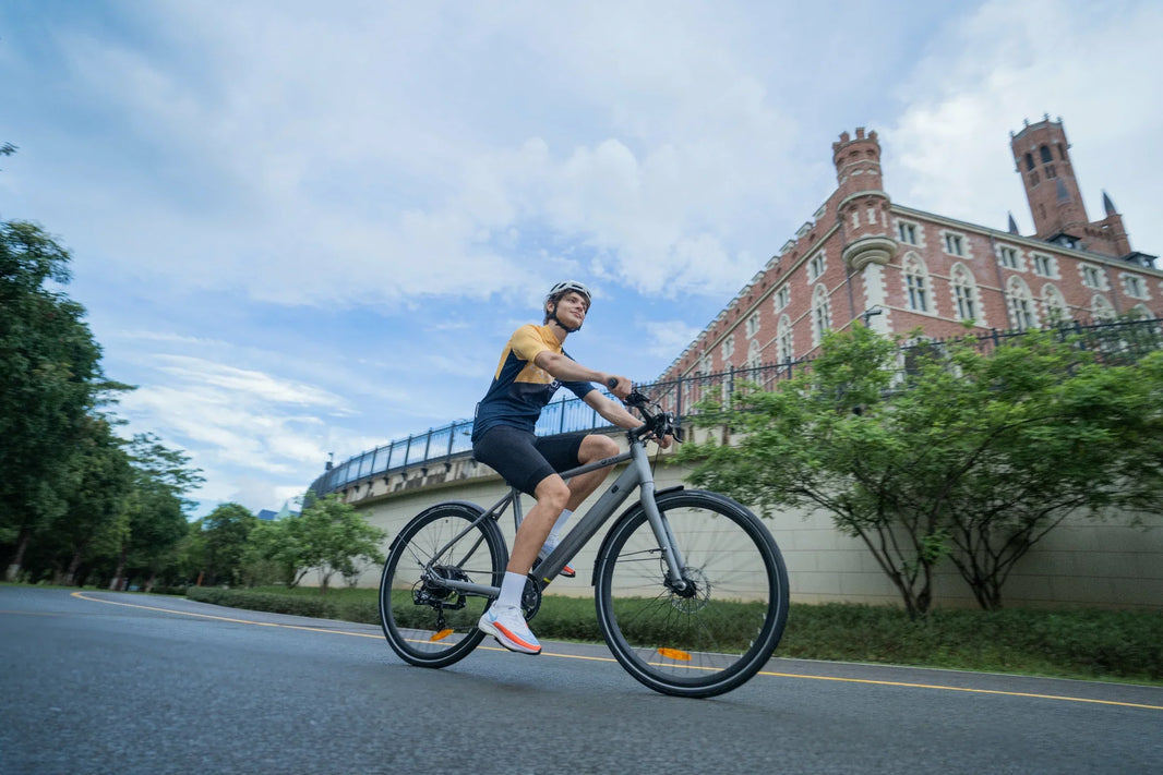 DYU Stroll 1 700C e-bike ridden through a European city street