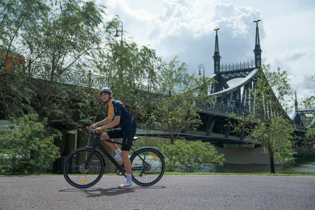 DYU Stroll 1 lightweight city e-bike beside a river bridge
